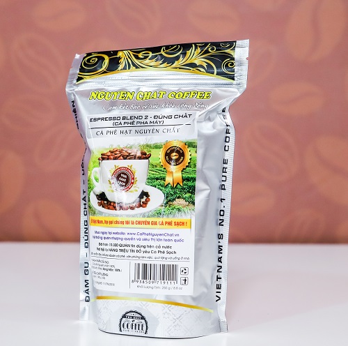 Hỗn hợp cà phê Espresso nguyên chất từ 2 loại hạt cà phê.