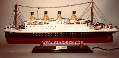 Mô hình tàu RMS Titanic với thuyền cứu sinh ánh sáng.