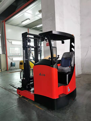 Xe nâng điện đứng