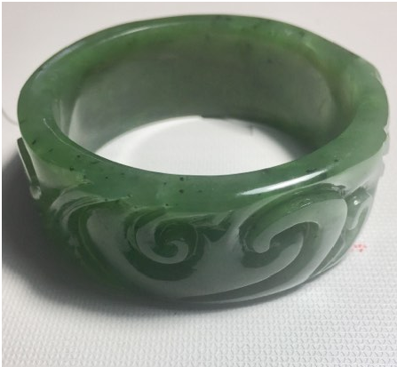 Vòng đeo tay được chạm khắc từ đá ngọc mục.