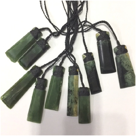 Điêu khắc Toki đá Nephrite Jade với dây thừng.