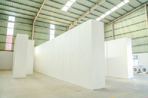 Đĩa và khối Styrofoam